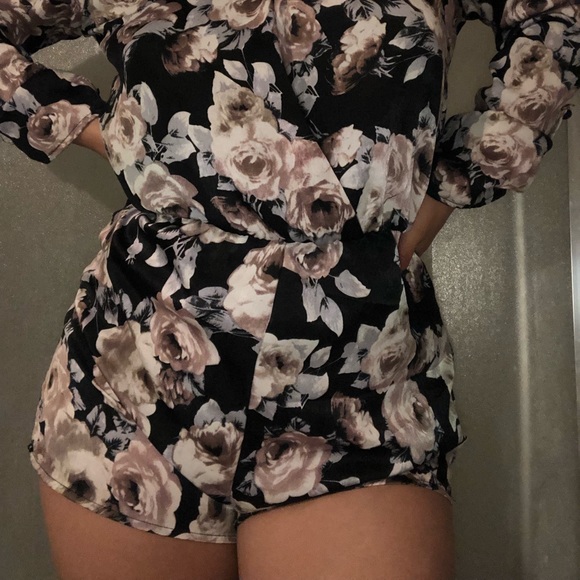 Flowers ,romper ,shorts long sleeve - Picture 2 of 6